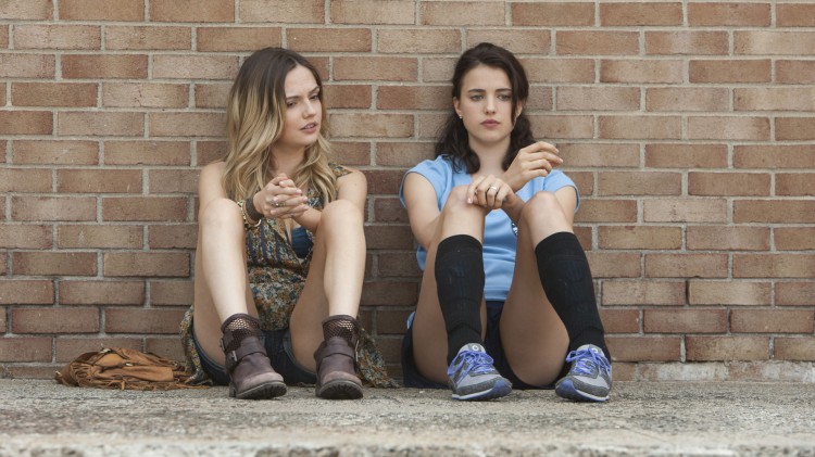 Emily Meade (t.v) spiller Aimee, bestevenninnen til politimesterens datter Jill, spilt av Margaret Qualley (t.h.). (Foto: HBO Warner Brothers).