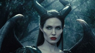Selv om «Maleficent» har fått lunkne anmeldelser fra filmkritikere, har publikum omfavnet Angelina Jolies tolkning av heksa fra den klassiske Disney-filmen «Tornerose». (Foto: The Walt Disney Company Nordic)
