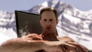 Hvordan i all verden gikk det med Eric (Alexander Skarsgård) etter dette? Det finner du ut i episode 2! (Foto: HBO Nordic).