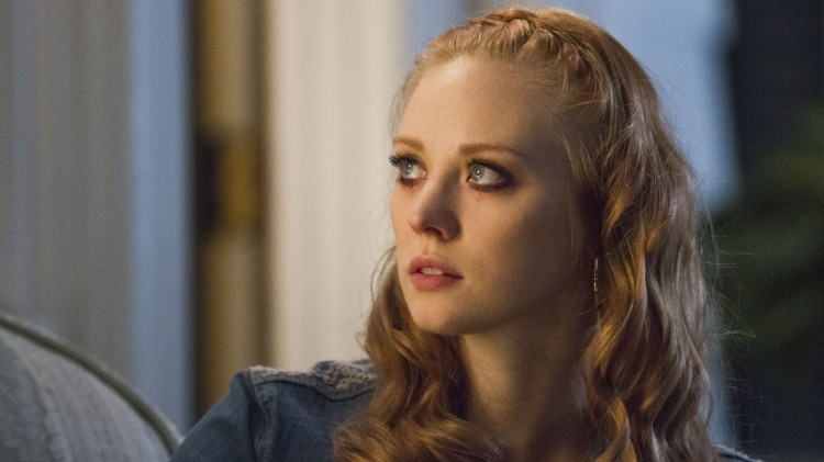 Jessica (Deborah Ann Woll) prøver å gjøre opp for at hun drepte døtrene til Andy, ved å ta vare på den siste dattera Adilyn. (Foto: HBO Nordic).