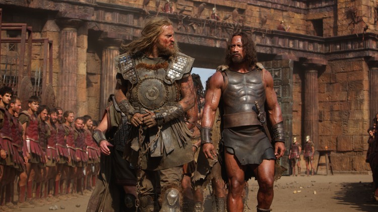 Tobias Santelmann blir tatt til fange av  Dwayne Johnson i Hercules (Foto: SF Norge AS).