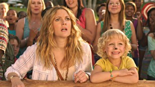 Drew Barrymore sammen med ubersøte Alyvia Alyn Lind i Blandede følelser. (Foto: Warner Bros. Pictures/ SF Norge AS).