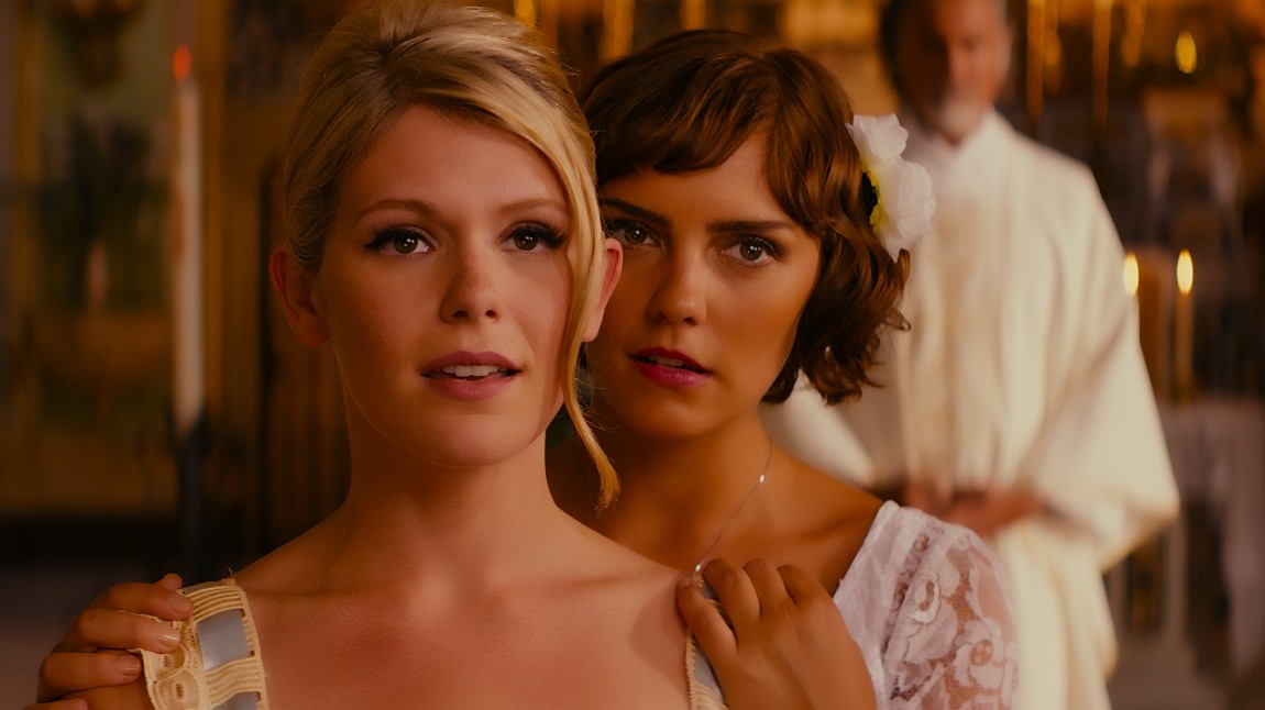 Hannah Arterton og Annabel Scholey spiller søstre i «Walking On Sunhine». (Foto: Nordisk Film Distribusjon AS)