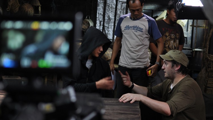 Gareth Evans instruere Iko Uwais på filmsettet til The Raid 2 (Foto: ActionFilm).