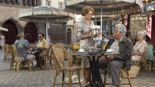 Madame Mallory (Helen Mirren) i et avslappet øyeblikk med Papa (Om Puri) i En trettimeters reise (Foto: Nordisk Film Distribusjon AS).