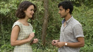 Marguerite (Charlotte Le Bon) blir kjent med Hassan (Manish Dayal) i En trettimeters reise (Foto: Nordisk Film Distribusjon AS).