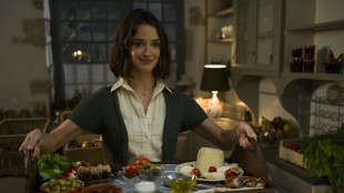 Marguerite (Charlotte Le Bon) serverer godsaker i En trettimeters reise (Foto: Nordisk Film Distribusjon AS).