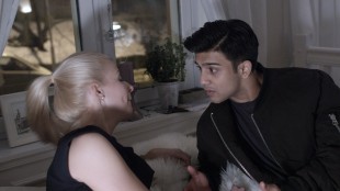 Omar (Elias Ali) med kjæresten Silje (Katharina Gjesdal Lindström) i Haram (Foto: Curry Film).