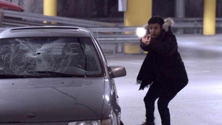 Omar (Elias Ali) fyrer løs med pistol i Haram (Foto: Curry Film).