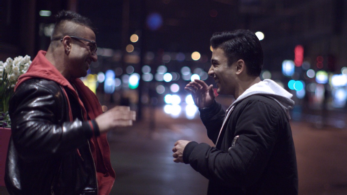 Khuram (Sohail Anwar) og Omar (Elias Ali) i et sjeldent lystig øyeblikk i Haram (Foto: Curry Film).