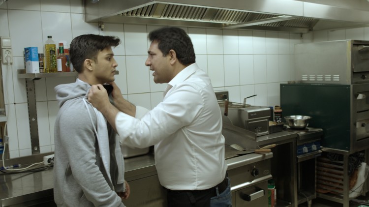 Omar (Elias Ali) i krangel med faren Abbas (Tariq Rasheed Chaudhry) i Haram (Foto: Curry Film).