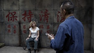 Scarlett Johansson blir kastet ut i voldsspiral i Lucy (Foto: United International Pictures).