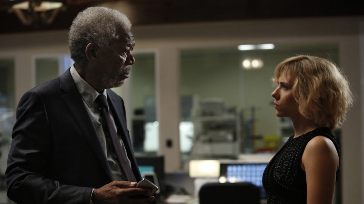 Lucy (Scarlett Johansson) får hjelp av professor Norman (Morgan Freeman) i Lucy (Foto: United International Pictures).
