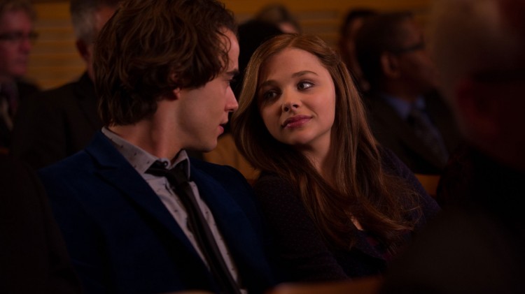 Jamie Blackley som Adam og Chloë Grace Moretz som Mia i If I Stay. (Foto: SF Norge)