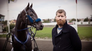 Odd Magnus Williamson (t.h.) spiller veterniær/lege i travkomedien Jakten på Berlusconi. (Foto: Marte Hedenstad, NRK P3).