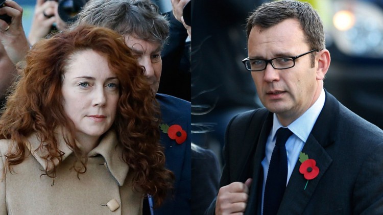 Tidligere redaktør for den britiske tabloiden News of the World, Rebekah Brooks ble funnet ikke skyldig i avlyttingsskandalen av britiske medier. Andy Coulson, som overtok jobben etter henne, ble funnet skyldig og ble dømt til 18 måneders fengsel. (FOTO: KIRSTY WIGGLESWORTH, LEFTERIS PITARAKIS / AP). 