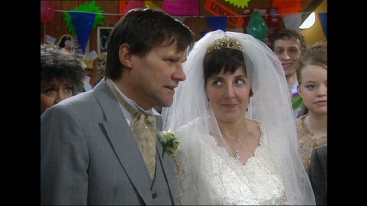 Stillbilde fra «Coronation Street»-episoden hvor Hayley og Roy gifter seg (1999). (Foto: ITV)