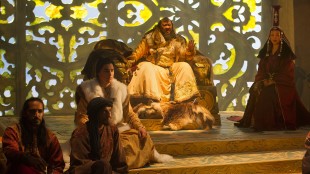 Skuespillerne Mahesh Jadu, Amr Waked, Remy Hii, Benedict Wong og Joan Chen i en scene fra «Marco Polo». (Foto: Phil Bray / Netflix)