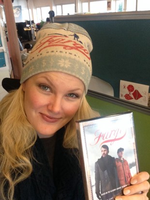 Vi har fem eksemplarer av denne eksklusive Fargo-lua som Marte har på seg. Du kan vinne den og sesong én av Fargo på DVD! (Foto: Selfie av Marte, NRK P3).