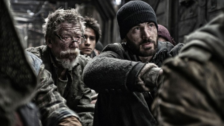 John Hurt spiller den gamle lederen for de fattige passasjerene, som Chris Evans rollefigur må ta over for. (Foto: ActionFilm).