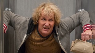 Harry (Jeff Daniels) i en beklemt posisjon i Dum og dummere To (Foto: SME / SF Norge AS).