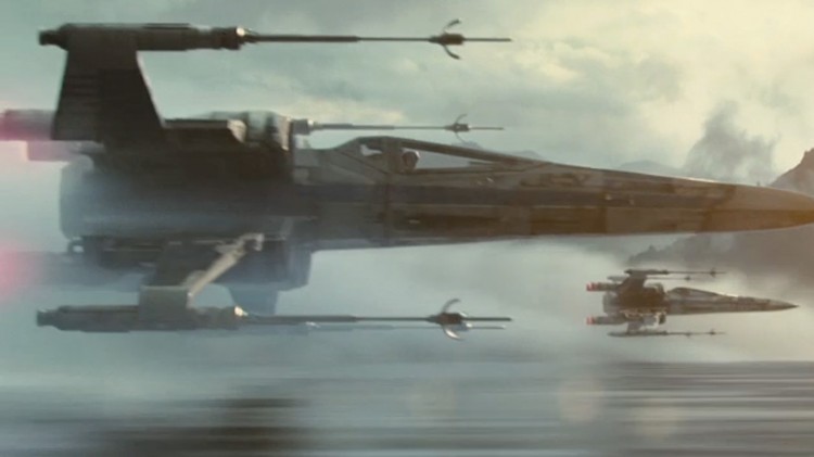 Flere X-wings flyr lavt i Star Wars: The Force Awakens (Foto: The Walt Disney Company).