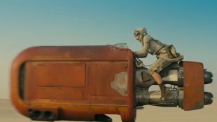 Fartøy på ørkensand i Star Wars: The Force Awakens (Foto: The Walt Disney Company).