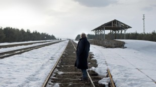 Aydin (Haluk Bilginer) speider etter tog som ikke kommer i Vintersøvn (Foto: AS Fidalgo).