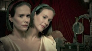 Sarah Paulson som Dot og Bette i American Horror Story: Freak Show. (Foto: FOX).