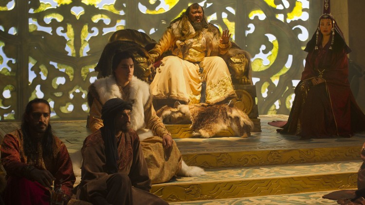 Skuespillerne Mahesh Jadu, Amr Waked, Remy Hii, Benedict Wong og Joan Chen i en scene i tronsalen til Kublai Khan. (Foto: Netflix)