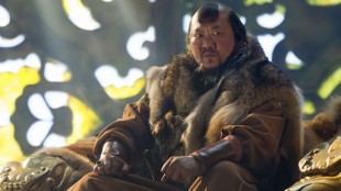Benedict Wong, kjent fra Prometheus, har lagt på seg stort for rollen som Kublai Khan. (Foto: Netflix).