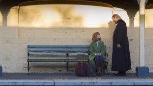 Fiona (Kelly Reilly) og Father James (Brendan Gleeson) møtes på togstasjonen i Calvary - Golgata (Foto: Tour de Force).