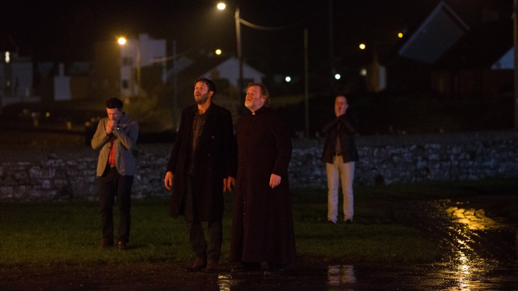 Chris O'Dowd, Gary Lydon og Brendan Gleeson i en dramatisk scene i Calvary - Golgata (Foto: Tour de Force).