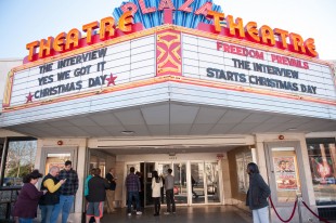 Flere hundre uavhengige kinoer over hele USA har satt opp visninger av «The Interview» etter at de store kjedene trakk seg. Flere ser filmen som et symbol på ytringsfrihet, som her i Atlanta. (Foto: Marcus Ingram/Getty Images/AFP)