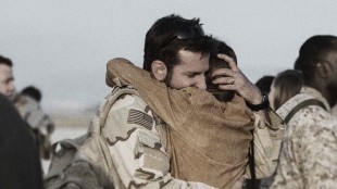 Chris Kyle (Bradley Cooper) gjenforenes med kona Taya (Sienna Miller) i American Sniper (Foto: SF Norge AS).