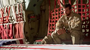 Chris Kyle (Bradley Cooper) i lastefly med flaggdraperte kister i American Sniper (Foto: SF Norge AS).