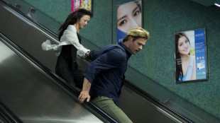 Chris Hemsworth og Wei Tang flykter til undergrunnsbanen i Blackhat (Foto: United International Pictures).