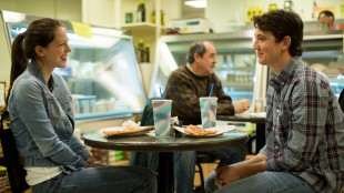 Andrew (Miles Teller) i et av få øyeblikk av normal ungdomstid. På pizzadate med Nicole (Melissa Benoist). (Foto: United International Pictures)