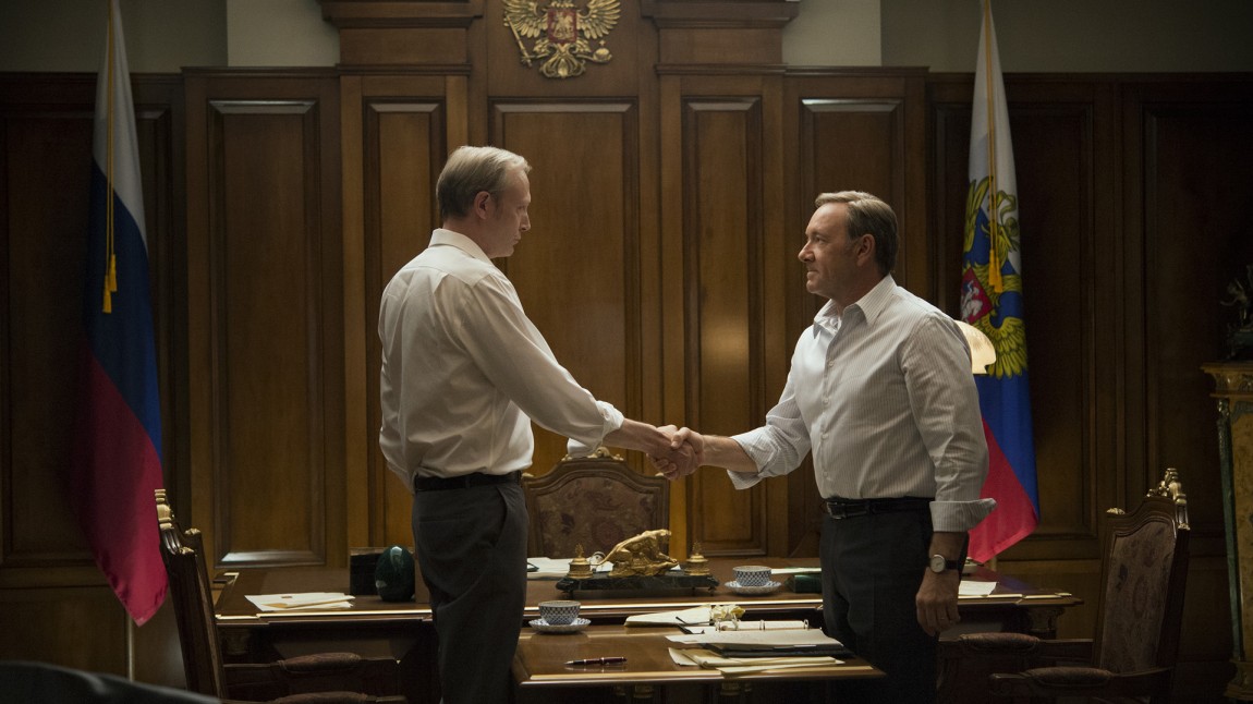 Den russiske presidenten Viktor Petrov (Lars Mikkelsen) blir en sentral figur som Frank Underwood (Kevin Spacey) må tilbringe en god del tid sammen med. (Foto: Netflix).