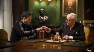 Eggsy (Taron Egerton) med agentsjefen Arthru (Michael Caine) i Kingsman: The Secret Service (Foto: Fox film).