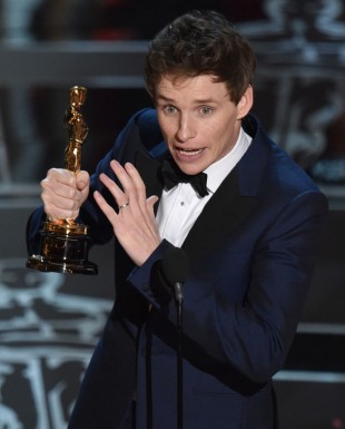 Eddie Redmayne var fullstendig overveldet da han mottok prisen for beste mannlige skuespiller. (Foto: ohn Shearer/Invision/AP, NTB Scanpix).