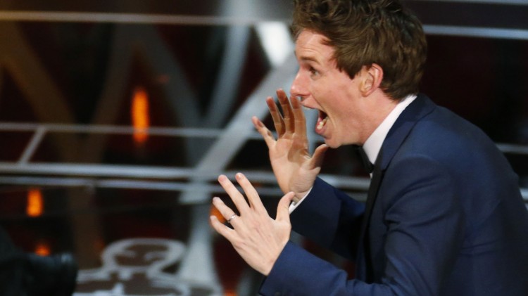 Eddie Redmayne jublet på scenen da han vant Oscar for beste mannlige hovedrolle. (Foto: REUTERS/Mike Blak, NTB Scanpix).