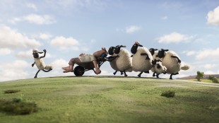 Flokken har hoppet over gjerder, bonden har sovnet og så gjenstår det bare å trille han bort. (Foto: SF Norge AS)