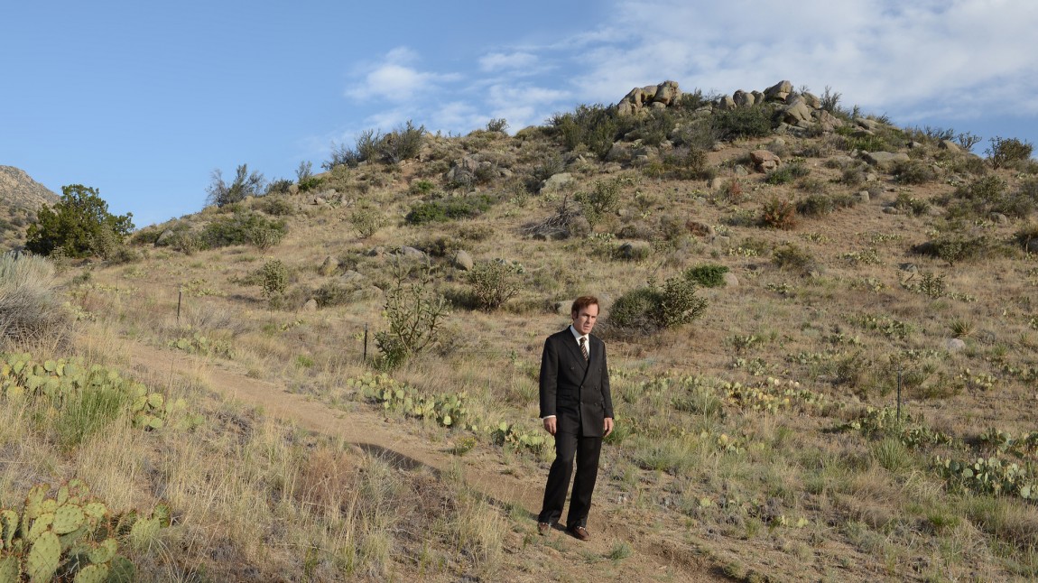 Tilbake til Albequrques ørken. Jimmy McGill (Bob Odenkirk) er uheldig med noen av klientvalgene sine, og havner utenfor allfarvei. (Foto:  Ursula Coyote/Netflix)