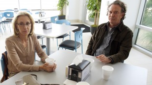 Barb (Felicity Huffman) og Russ (Timothy Hutton) i American Crime. (Foto: SBS Discovery, Disney, ABC)