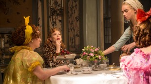 Holliday Grainger (t.v.), Cate Blanchett, Lily James og Sophie McShera i Eventyret om Askepott (Foto: © 2014 Disney Enterprises, Inc. All Rights Reserved).