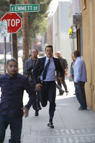 FBI-agent Milton Chamberlain (Josh Duhamel) og politietterforsker Russ Agnew (Dean Winters) på jakt etter en av Battle Creeks småkjeltringer. (Foto: Sony Pictures Television)