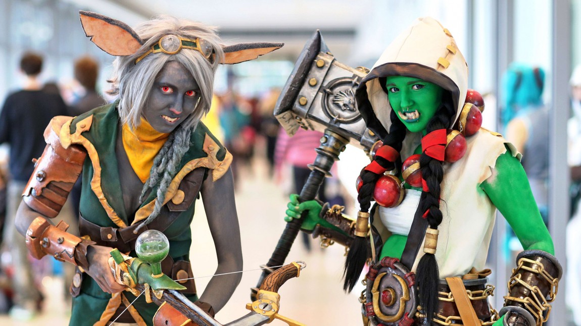 To tyske cosplayere som har hentet figurer fra Warcraft-universet. (Foto: NTBScanpix, DPA, Jan Woitas)