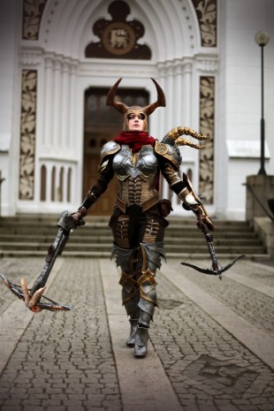 Christina Erring, i selvlagd uttrustning, som Demon Hunter fra Diablo 3.  Dette bildet er fra da Christina kvalifiserte seg til å representerte Norge under EuroCosplay. (Foto: Håvard Staub Nyhus)