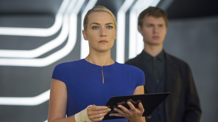 Jeanine (Kate Winslet) styrer byen med hard (og bandasjert) hånd i Insurgent (Foto: Summit / Lionsgate).